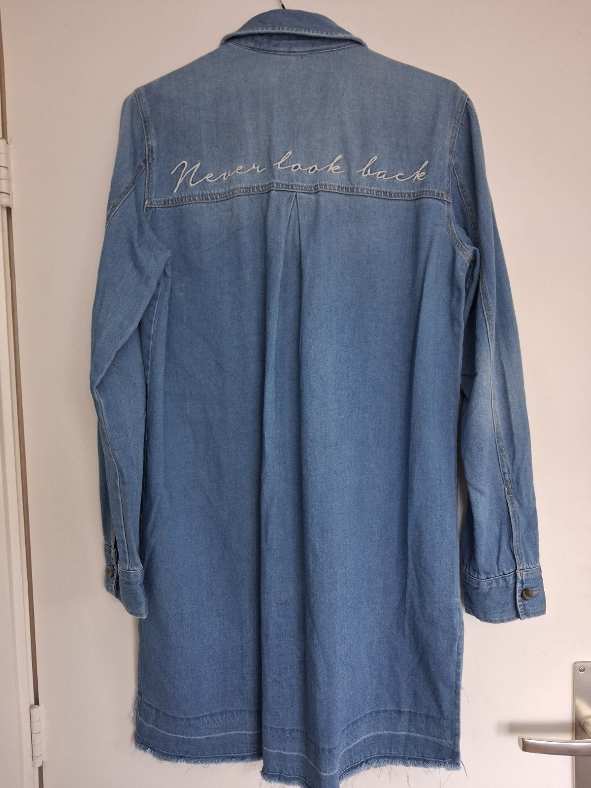 Stradivarius denim jurk met 'Never look back' opdruk, Maat 38/40 (M), Blauw, Ophalen of Verzenden, Knielengte