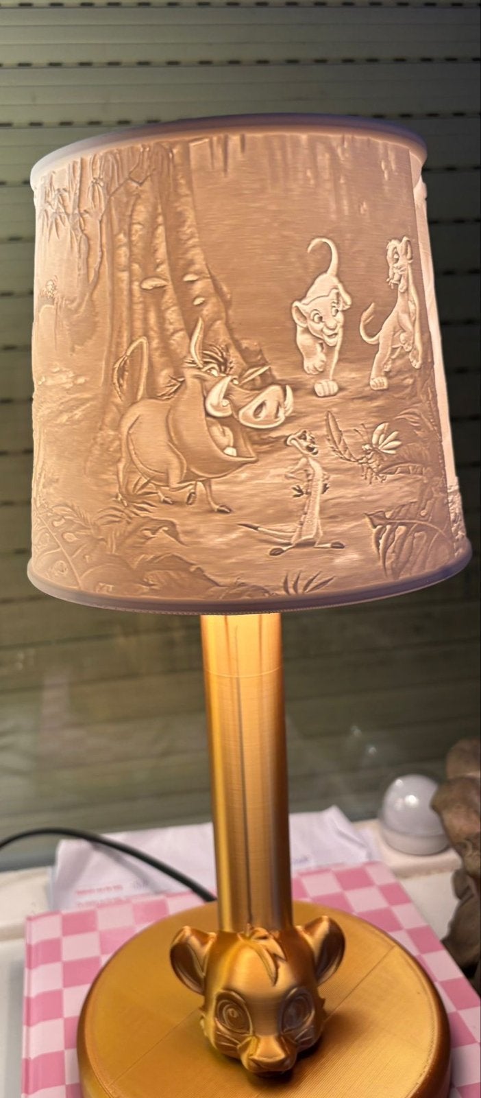 Unieke Lion King 3D-geprinte lamp - Simba, Timon, Pumbaa, Huis en Inrichting, E14 (klein), Nieuw, Ophalen of Verzenden, Goud
