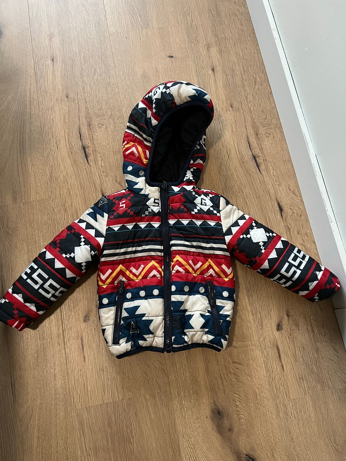 Guess omkeerbaar jasje voor baby's, Kinderen en Baby's, Babykleding | Maat 86, Ophalen of Verzenden, Zo goed als nieuw