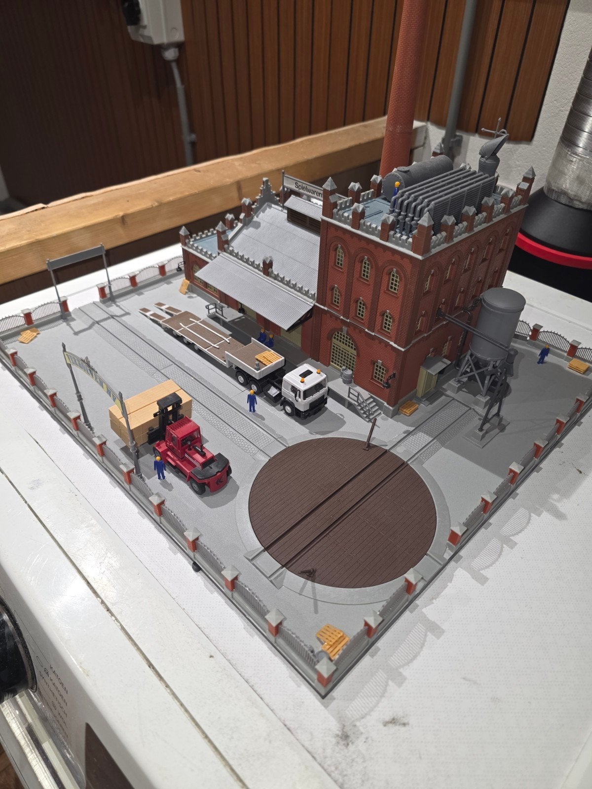 Kibri Diorama: Nette en Strakke Speelgoedfabriek met Figuren, Hobby en Vrije tijd, Modeltreinen | H0, Ophalen of Verzenden
