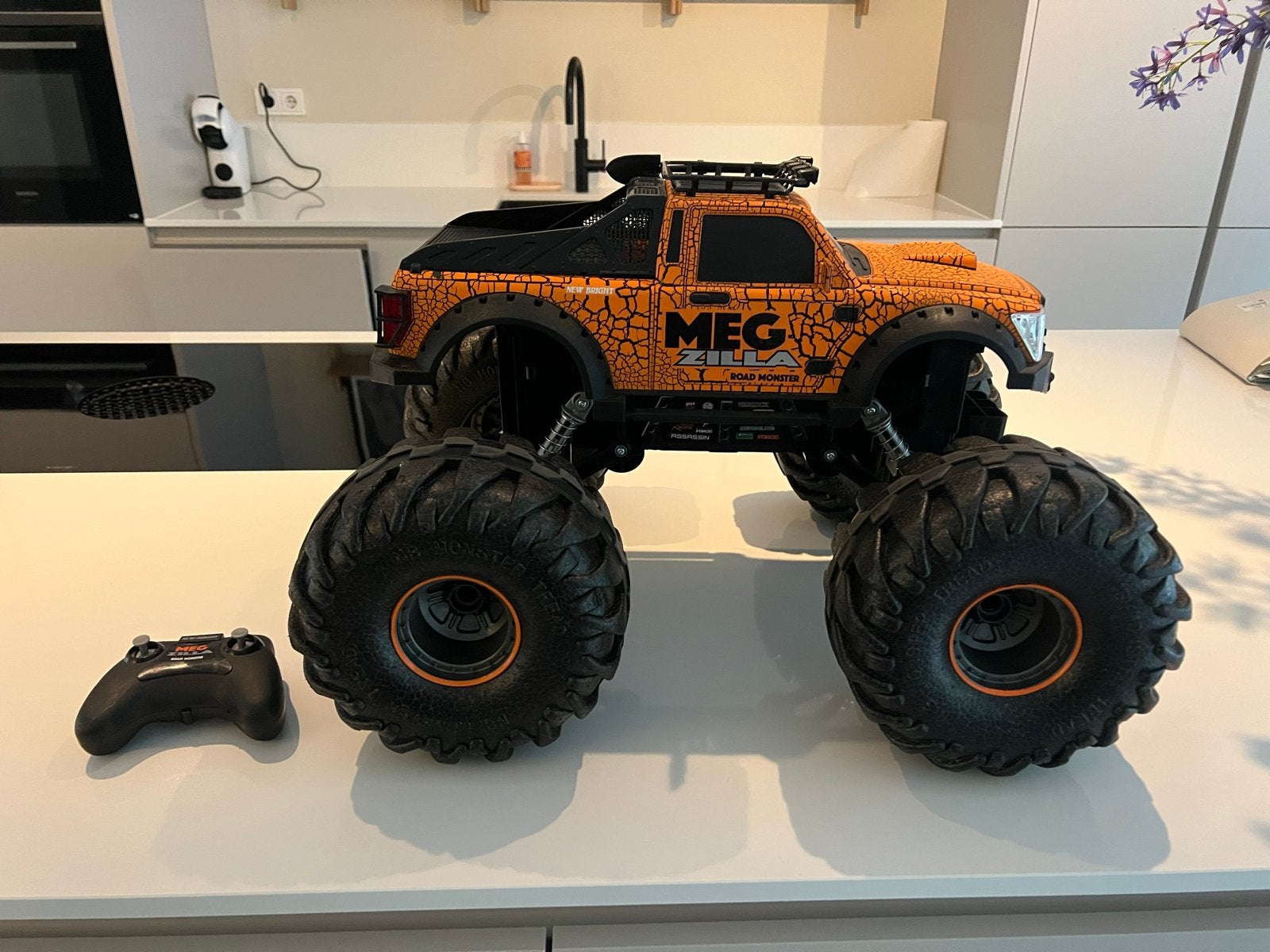 Bestuurbare auto New Bright Megazilla Road Monster RC Auto, Ophalen, Zo goed als nieuw