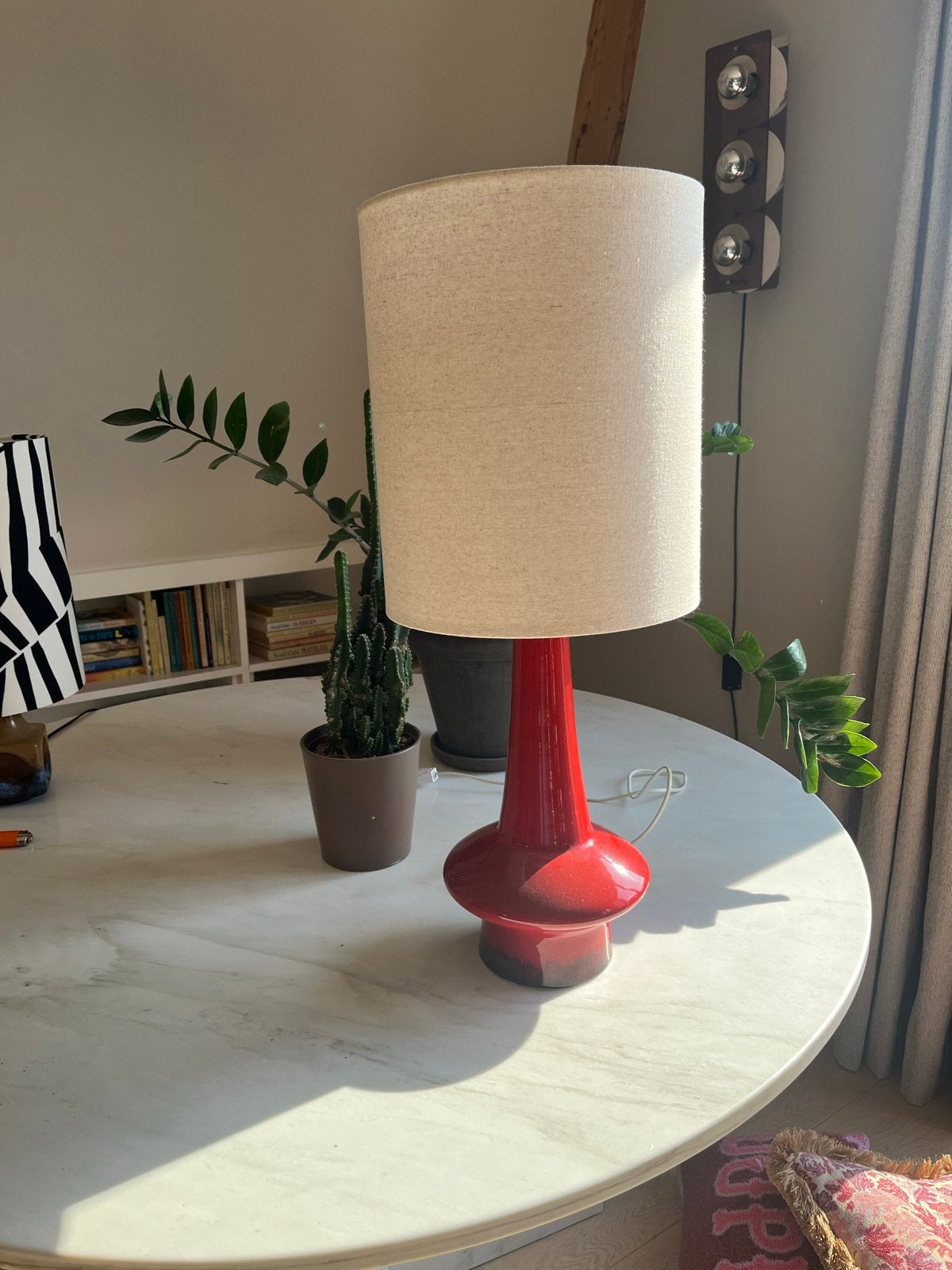 Vintage rode tafellamp met stoffen kap, Gebruikt, Vintage, Keramiek, Rood