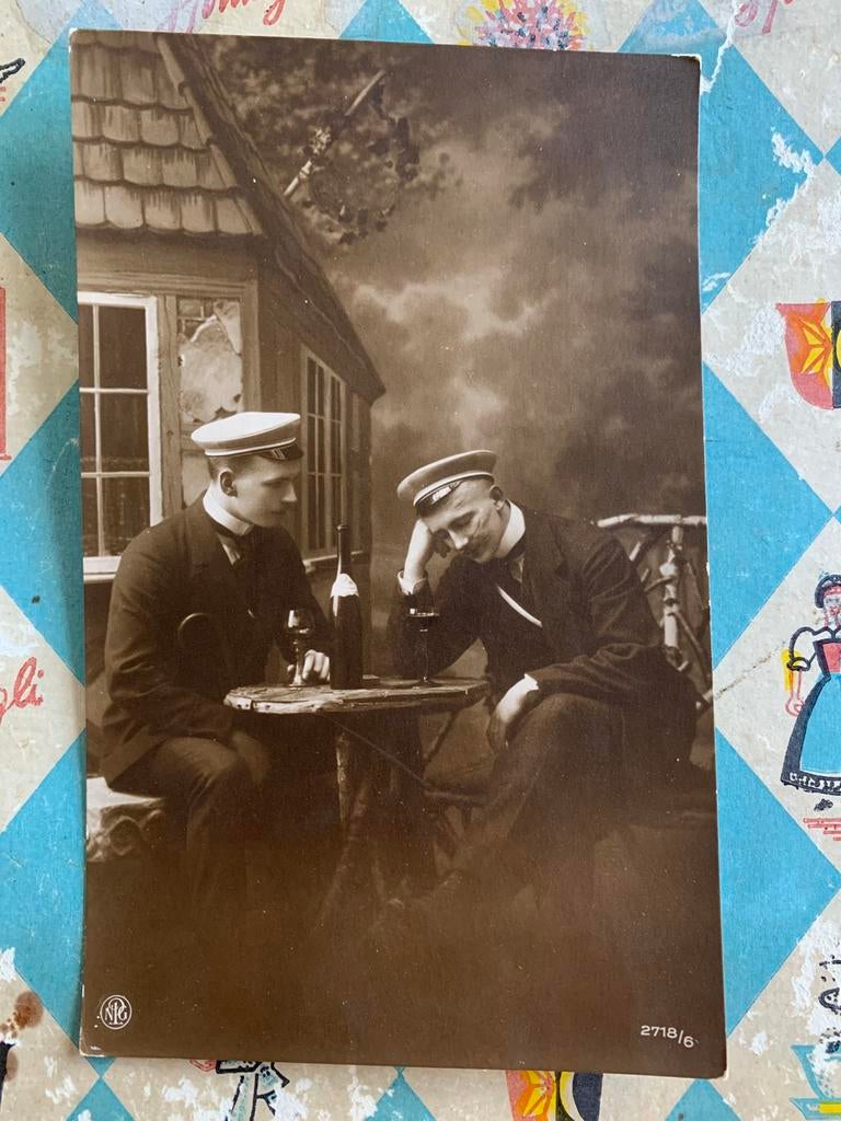 Twee mannen in uniform aan de wijn, Ophalen of Verzenden, Voor 1920, Ongelopen, Ambachten of Beroep