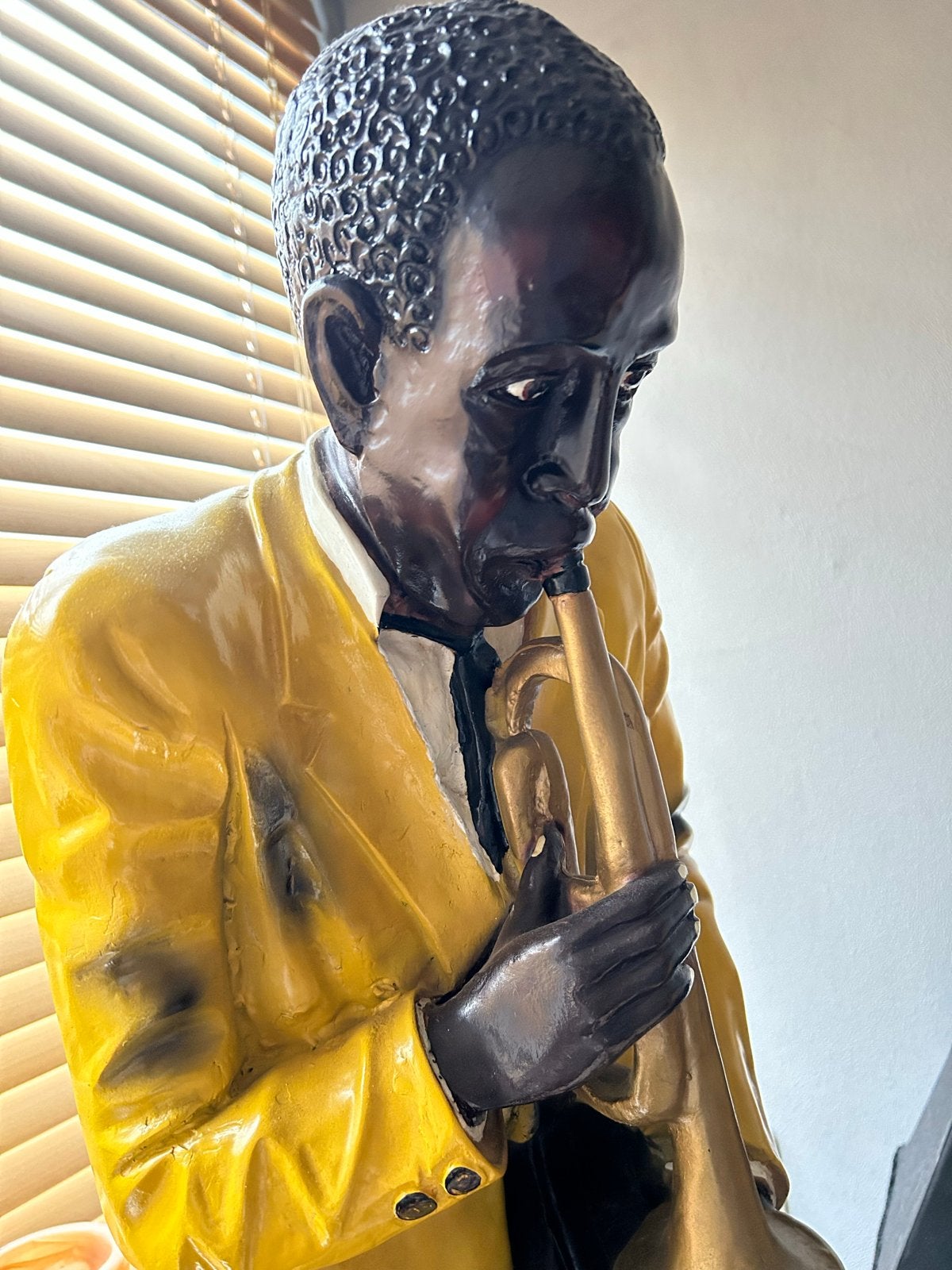 Foto 4 van Groot beeld van trompettist - Jazzmuzikant