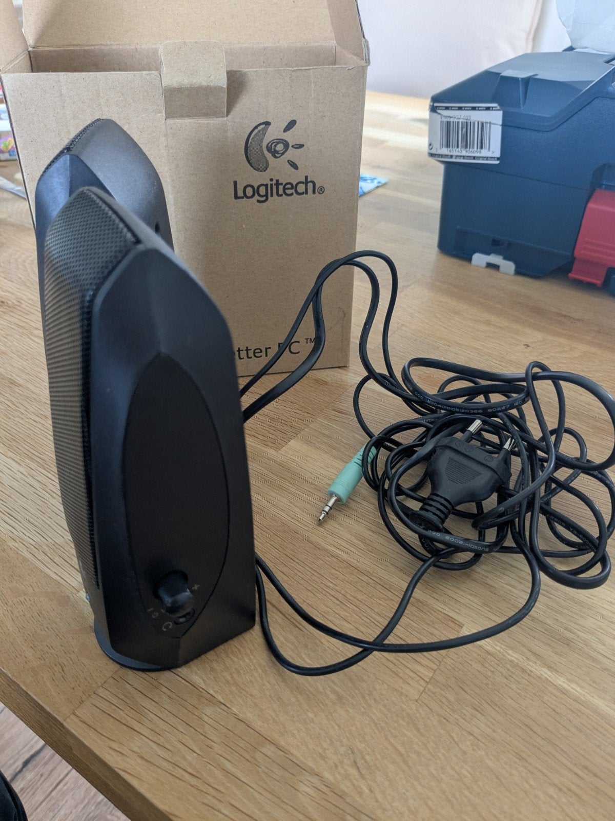 Logitech AUX Speaker, Mini Bluetooth Speaker, Converter, Ophalen, Gebruikt, Minder dan 60 watt, Front, Rear of Stereo speakers