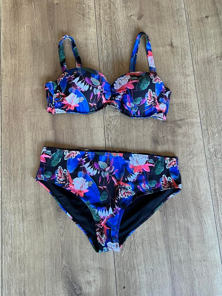Mooie bikini. Broek, maat 48 en bh, maat 90C., Kleding | Dames, Badmode en Zwemkleding, Ophalen of Verzenden, Zo goed als nieuw
