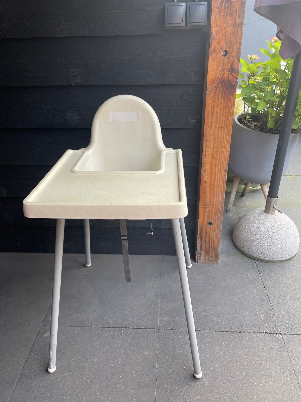 IKEA kinderstoel - Flink verkleurd, werkt goed, Ophalen of Verzenden, Gebruikt, Overige typen, Gordel(s)
