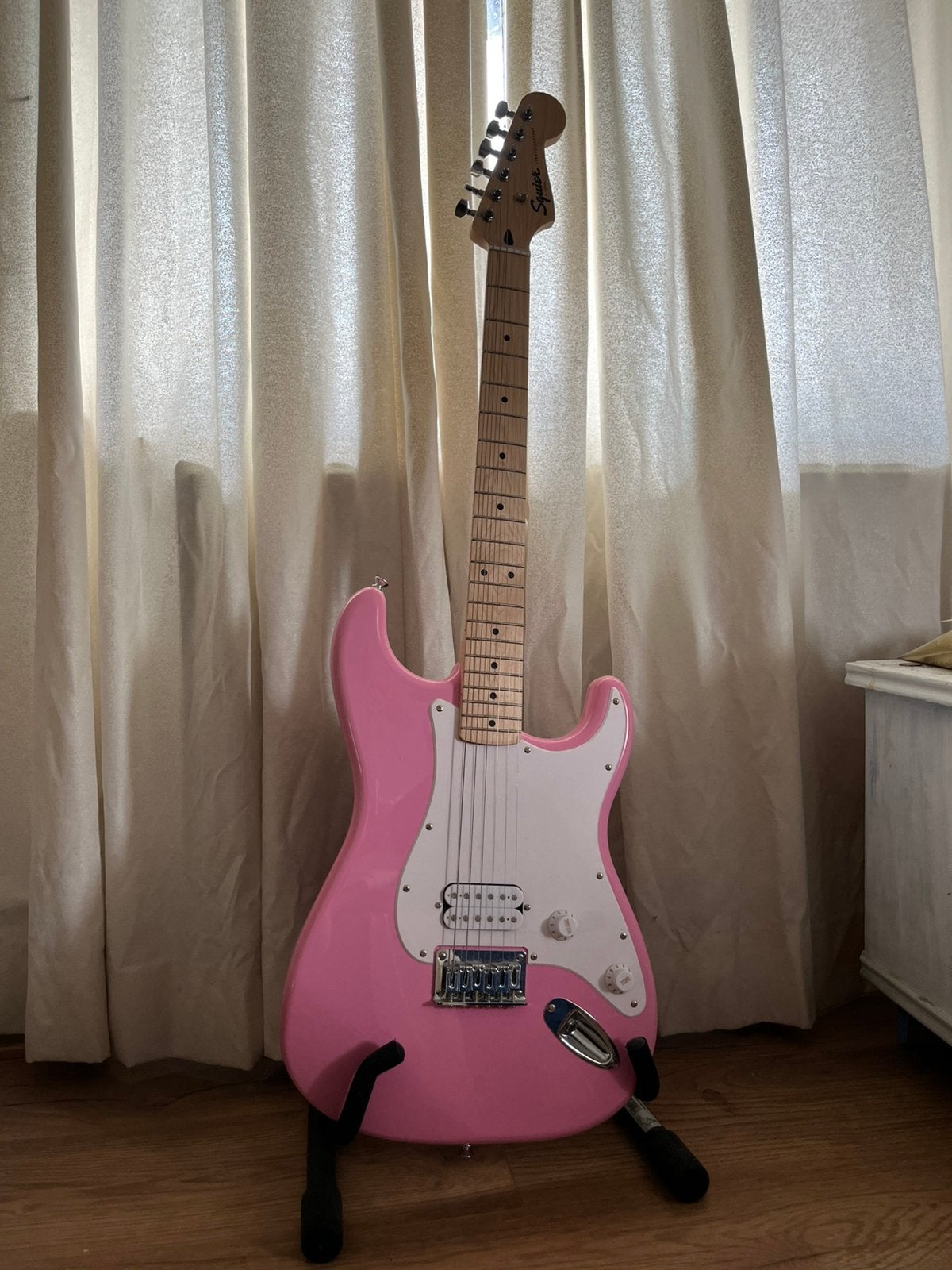 Squier Stratocaster Roze, Muziek en Instrumenten, Ophalen, Zo goed als nieuw, Solid body, Fender