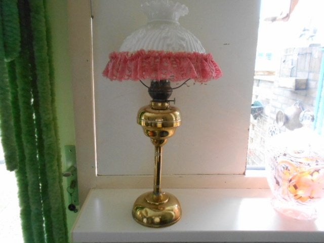 antieke messing staande olielamp met melkglazen kap, Antiek en Kunst, Ophalen