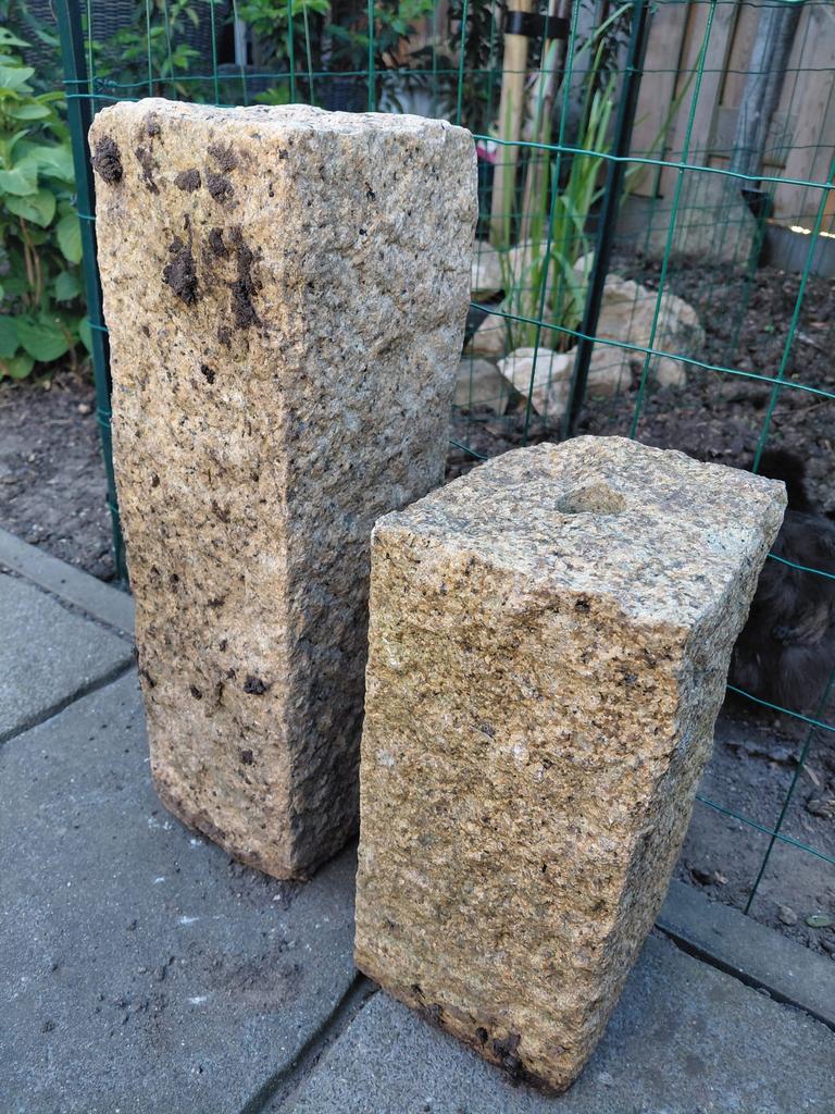 2 granieten zuilen voor waterordament, Tuin en Terras, Waterpartijen en Fonteinen, Ophalen, Zo goed als nieuw, Graniet, Waterornament