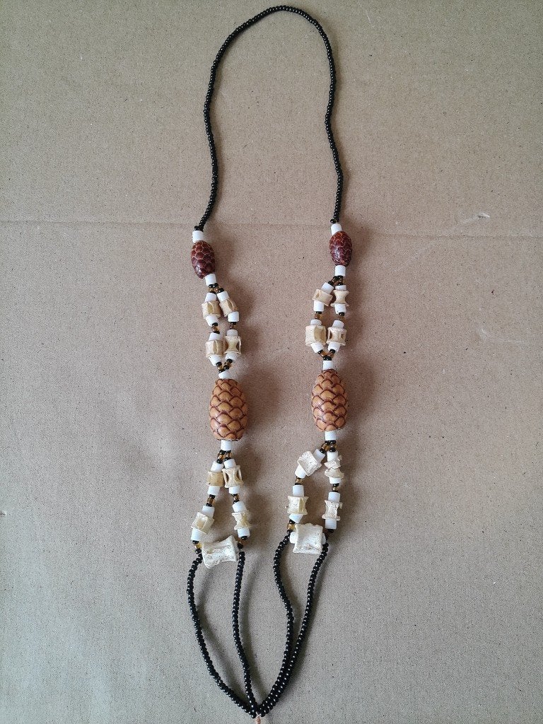 Afrikaanse amulet ketting dennenappels en bot of schelp 34cm, Sieraad, Natuurlijk materiaal, Afrika, Handgemaakt