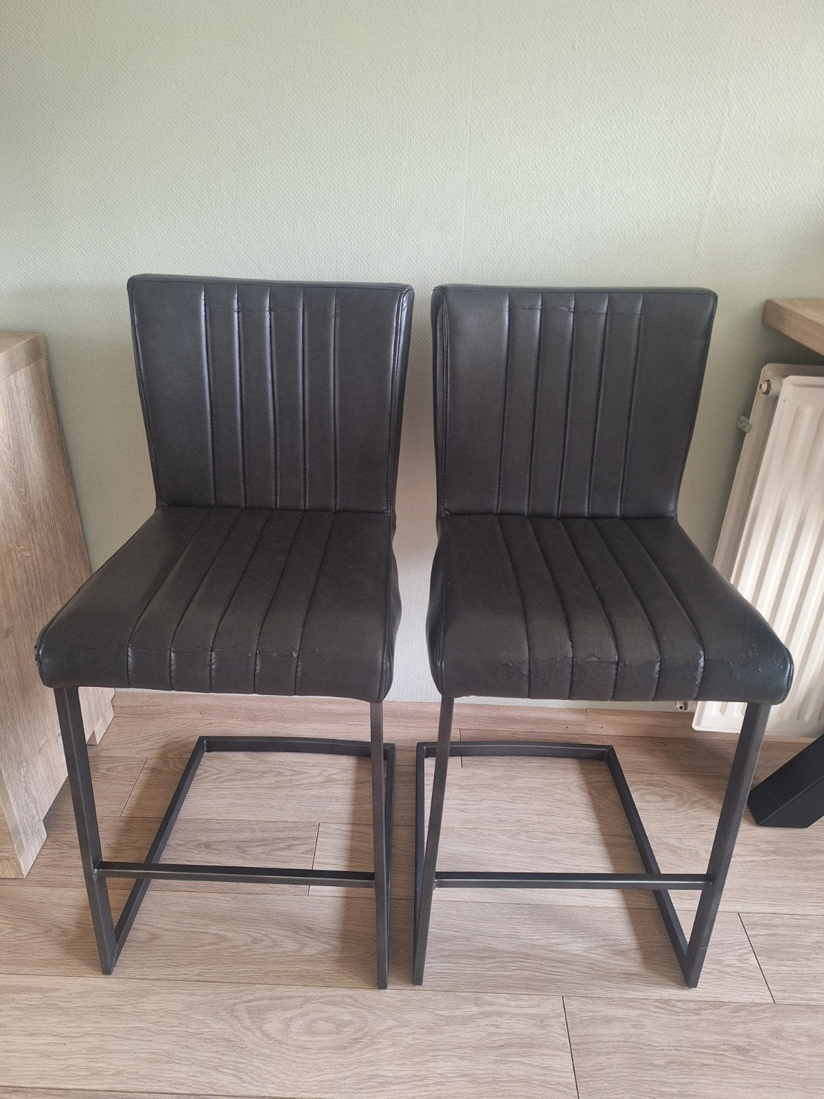 2 barkrukken donkergrijs, Huis en Inrichting, Barkrukken, Ophalen, Gebruikt, 60 tot 90 cm