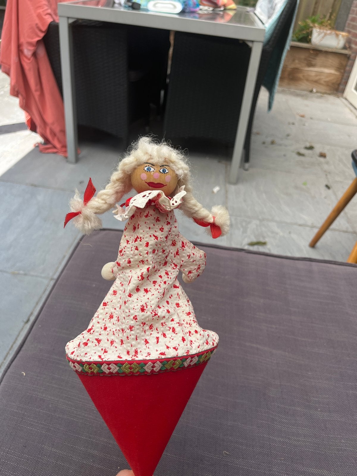 Vintage Handgemaakte Pop met Rode Kegelbasis, Ophalen of Verzenden, Gebruikt, Pop
