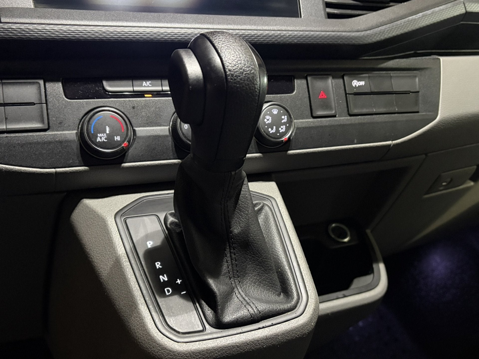Volkswagen Transporter 2.0 TDI 150pk Automaat Inrichting L1H, Dealer onderhouden, 1935 kg, Gebruikt, Euro 6
