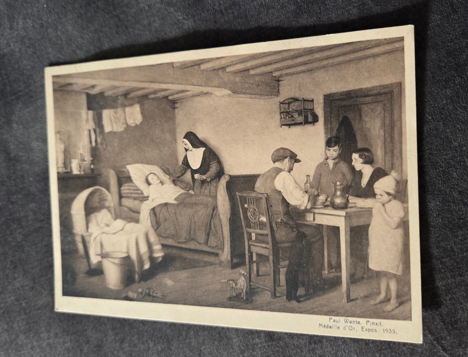Zuster verzorgt zieke, gezin aan tafel (1935, Verzenden, 1920 tot 1940, Gelopen, Overige thema's
