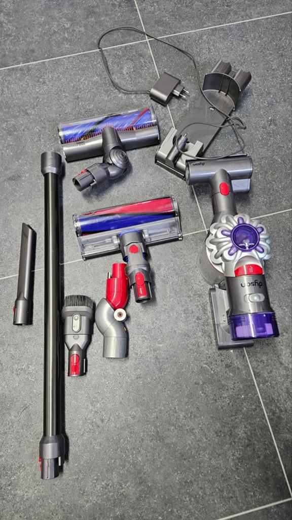 Dyson V8 Steelstofzuiger met accessoires, Witgoed en Apparatuur, Stofzuigers, Zo goed als nieuw, Steelstofzuiger, Dyson, Draadloos