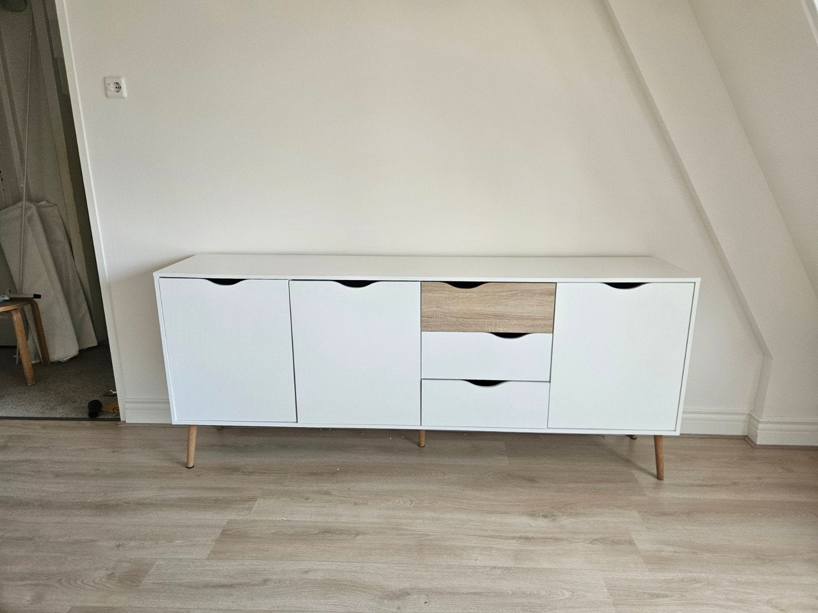 Strak wit dressoir met houten accenten en opbergruimte, Ophalen, Gebruikt, Met lade(s), 150 tot 200 cm