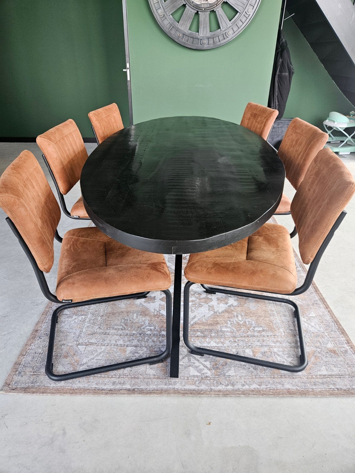 Ovale eettafel met 6 stoelen - Zwart blad, bruine zittingen, Huis en Inrichting, Tafels | Eettafels, Overige houtsoorten, Gebruikt