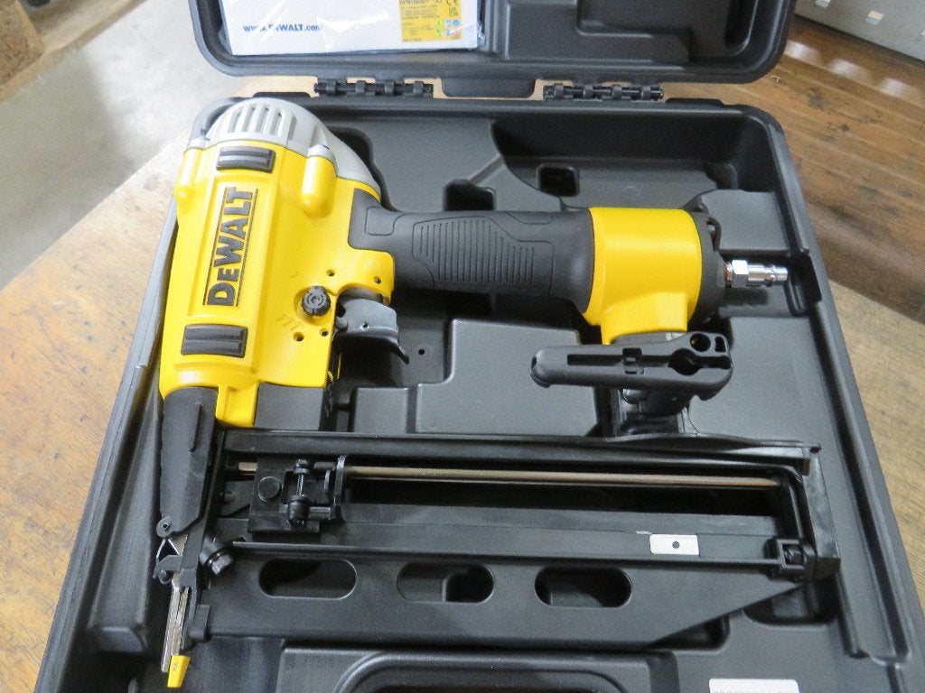 DeWalt DPN1664PP Pneumatische 16 gauge afwerk tacker Nieuw, Dewalt.com, DeWalt, Dewalt, Nieuw