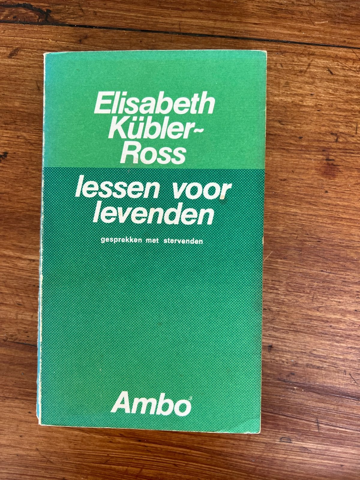 Lessen voor levenden - Elisabeth Kübler-Ross, Boeken, Ophalen of Verzenden, Gelezen, Ziel of Sterfelijkheid, Achtergrond en Informatie
