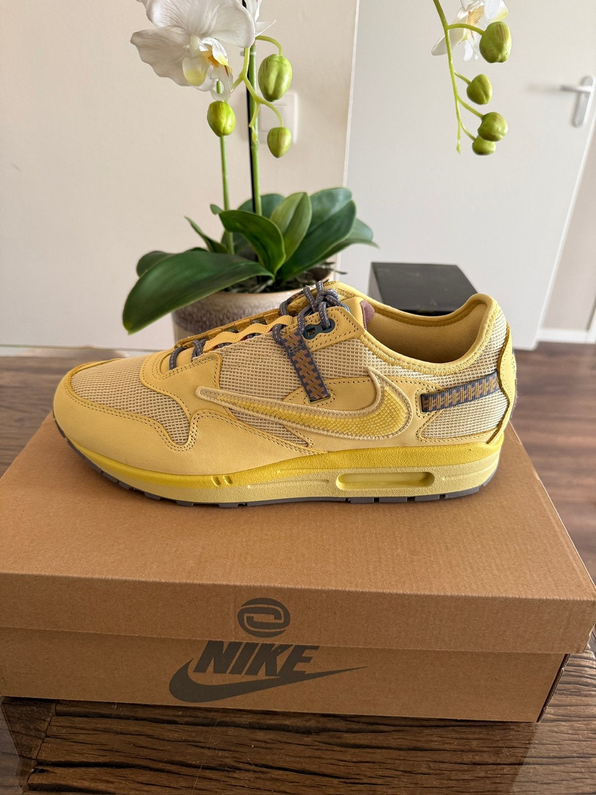 Nike Air Max 1 Travis Scott Cactus Jack Saturn Gold 45, Ophalen of Verzenden, Nieuw, Overige kleuren