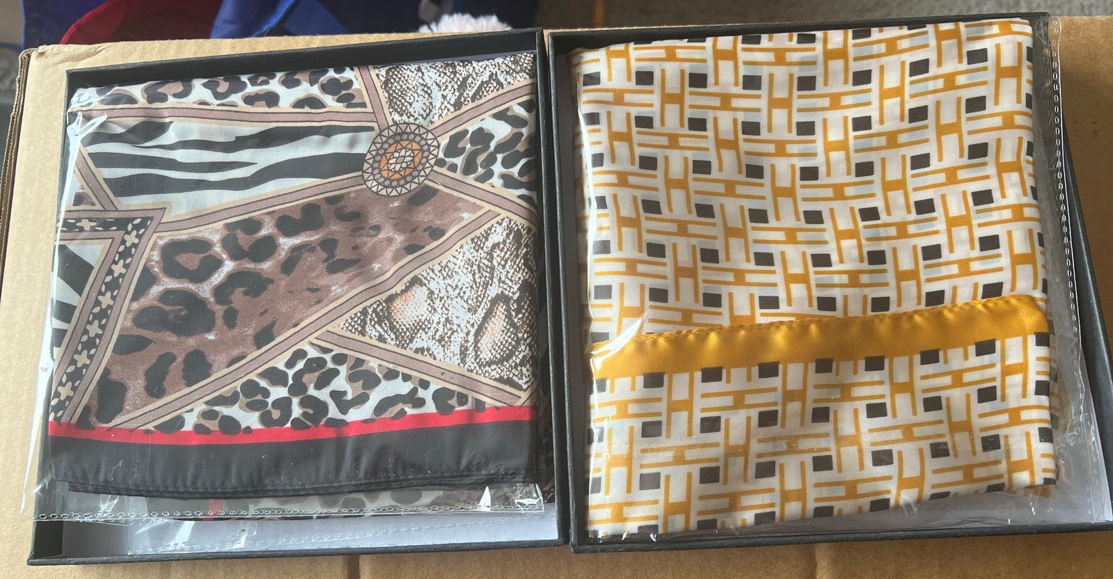 Nieuwe vierkante sjaaltjes met diverse prints, Ophalen of Verzenden, Nieuw, Maat 38/40 (M), Sjaal
