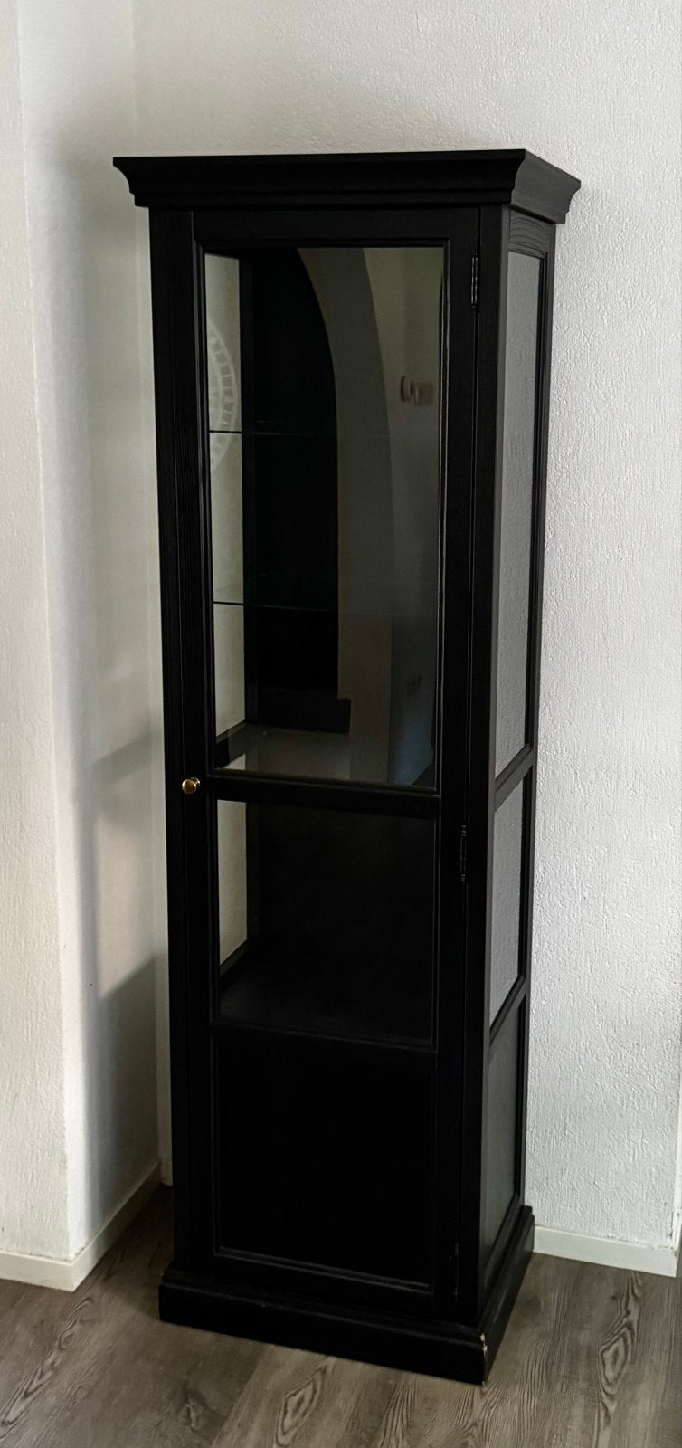 Malsjö ikea.  Zwarte vitrinekast, glazen deuren en planken, Ophalen, Minder dan 50 cm, Gebruikt, 150 tot 200 cm