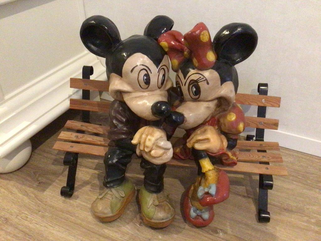 Disney Mickey en Minnie Mouse beeld op bankje, Ophalen, Mickey Mouse, Zo goed als nieuw, Beeldje of Figuurtje
