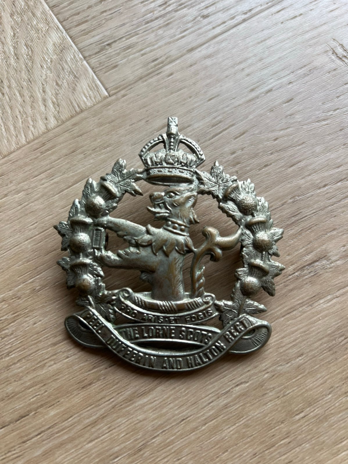 Capbadge Lorne Scots Canada, Ophalen of Verzenden, Landmacht, Engeland, Embleem of Badge