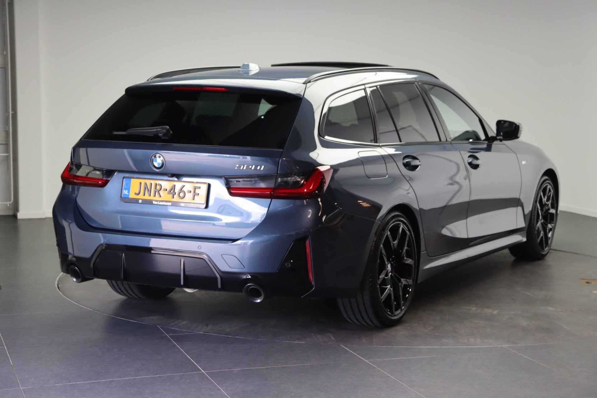 BMW 3 Serie Touring 320i M Sport Automaat / Panoramadak / Tr, Gebruikt, 4 cilinders, Met garantie (alle), Blauw