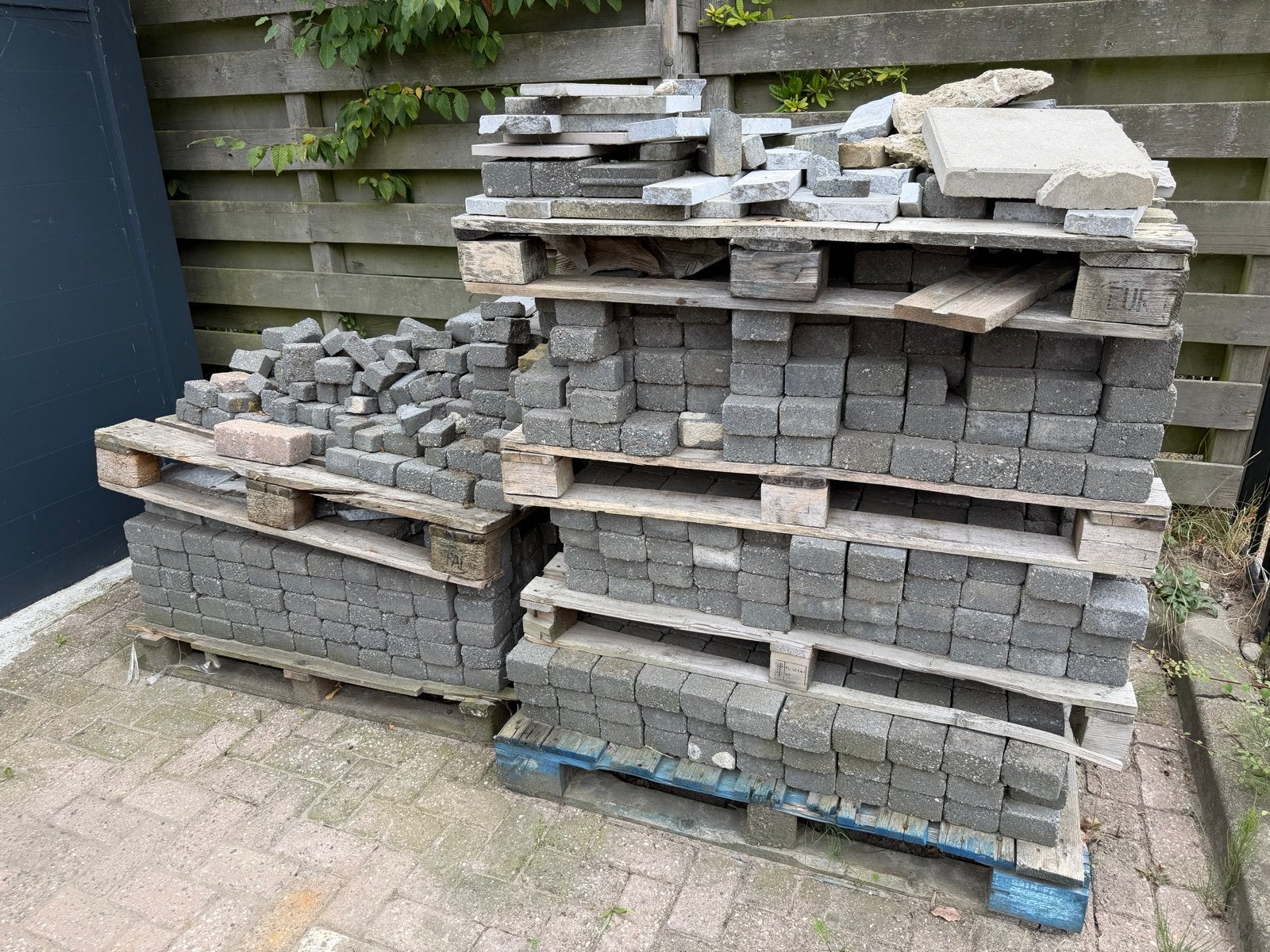 Gratis af te halen: Partij trommelstenen 10x10 cm op pallets, Tuin en Terras, Ophalen, Gebruikt, Klinkers, 10 m² of meer
