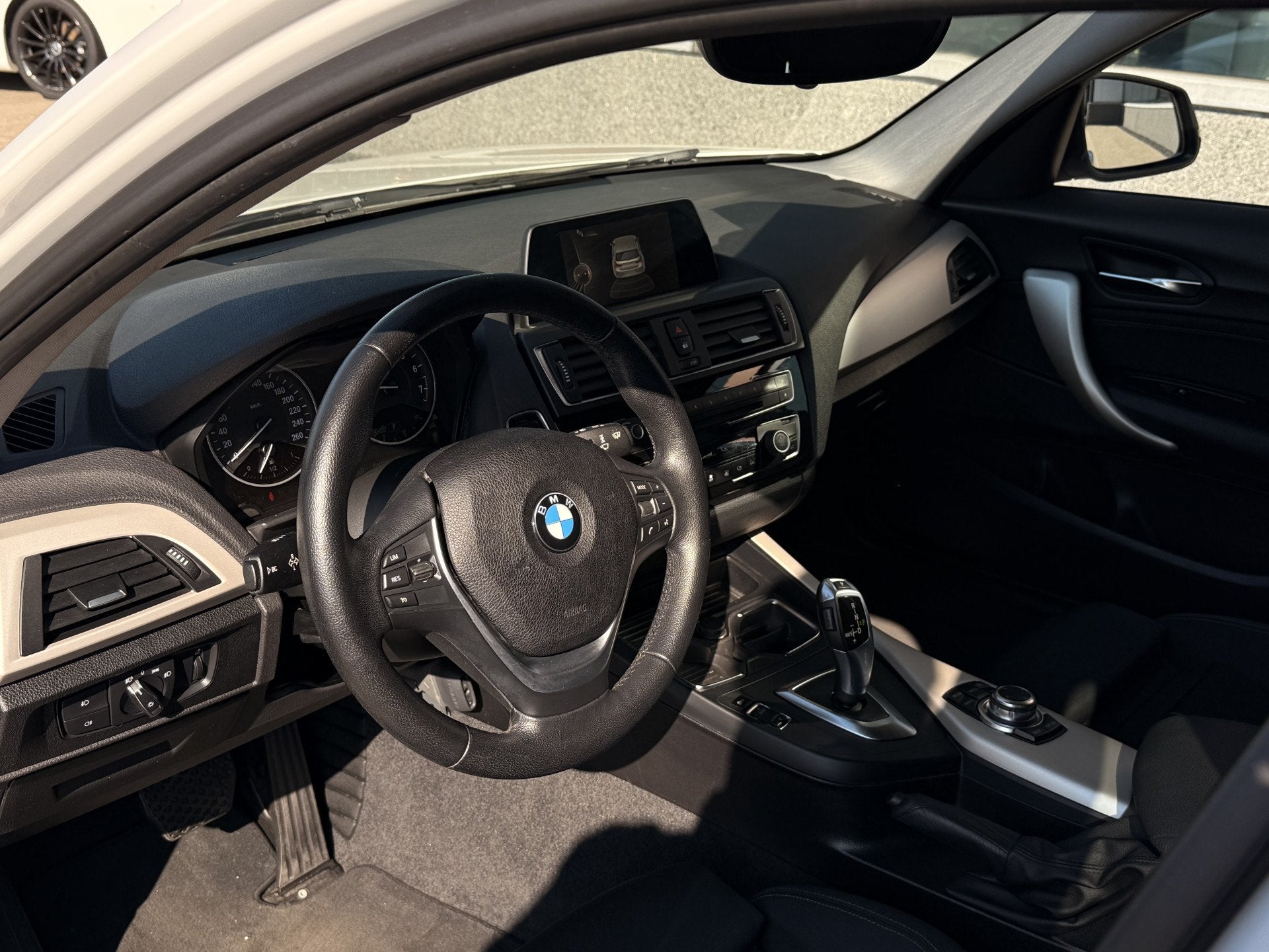 BMW 1-serie 118i EDE Corporate Lease Essential | Cruise | Na, Auto's, Gebruikt, Wit, Origineel Nederlands, Bedrijf