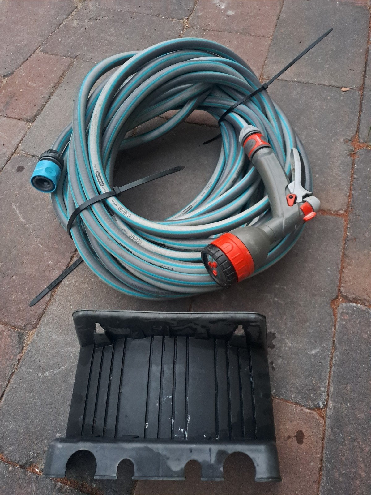Gardena tuinslang 15 meter met spuitpistool en houder, Ophalen of Verzenden, Gebruikt, Tuinslang