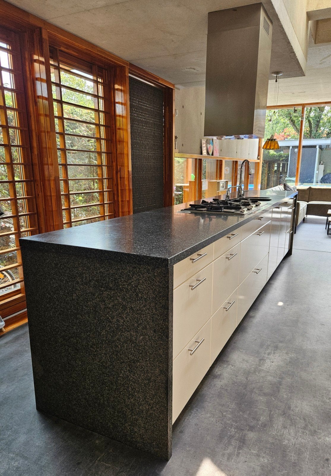 Keuken met kookeiland en diverse apparatuur, Huis en Inrichting, Keuken | Complete keukens, Ophalen, Gebruikt, Wit, Graniet of Steen