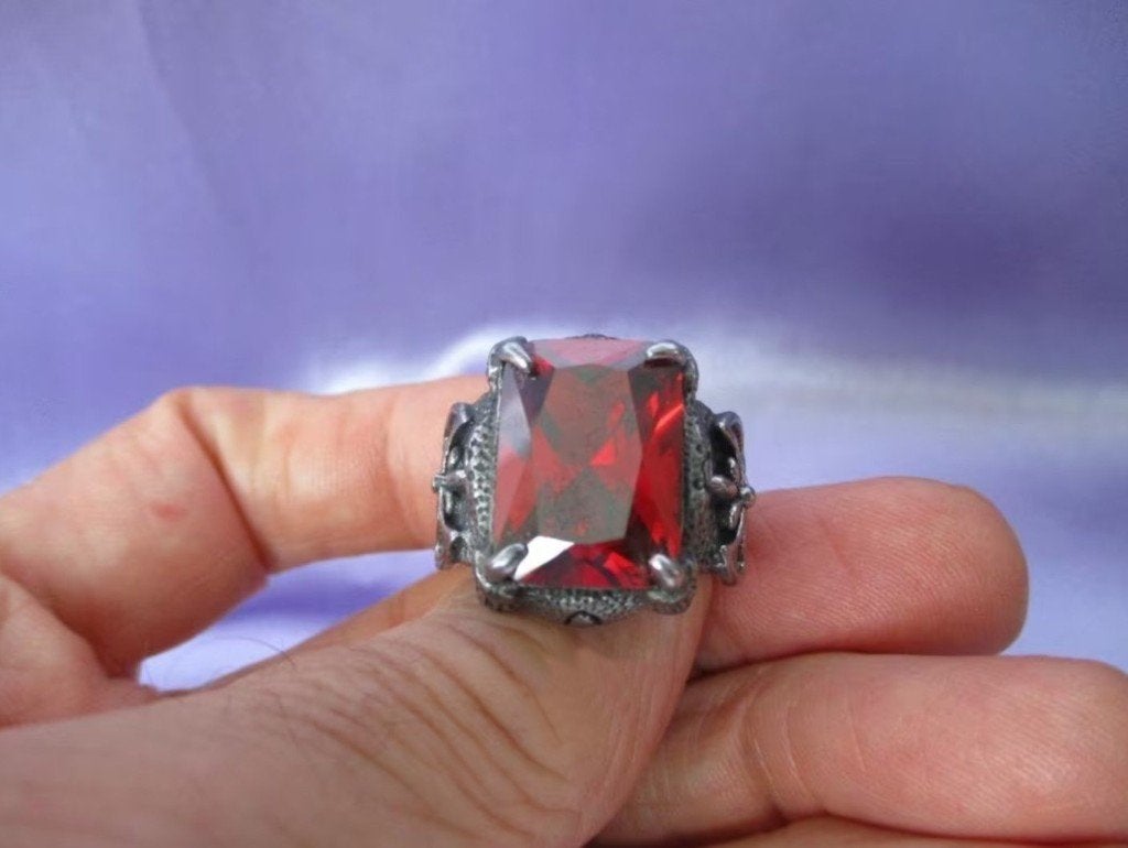 Vintage look red cubic zirconia crown ring, 20 of groter, Heer, Nieuw, Met edelsteen