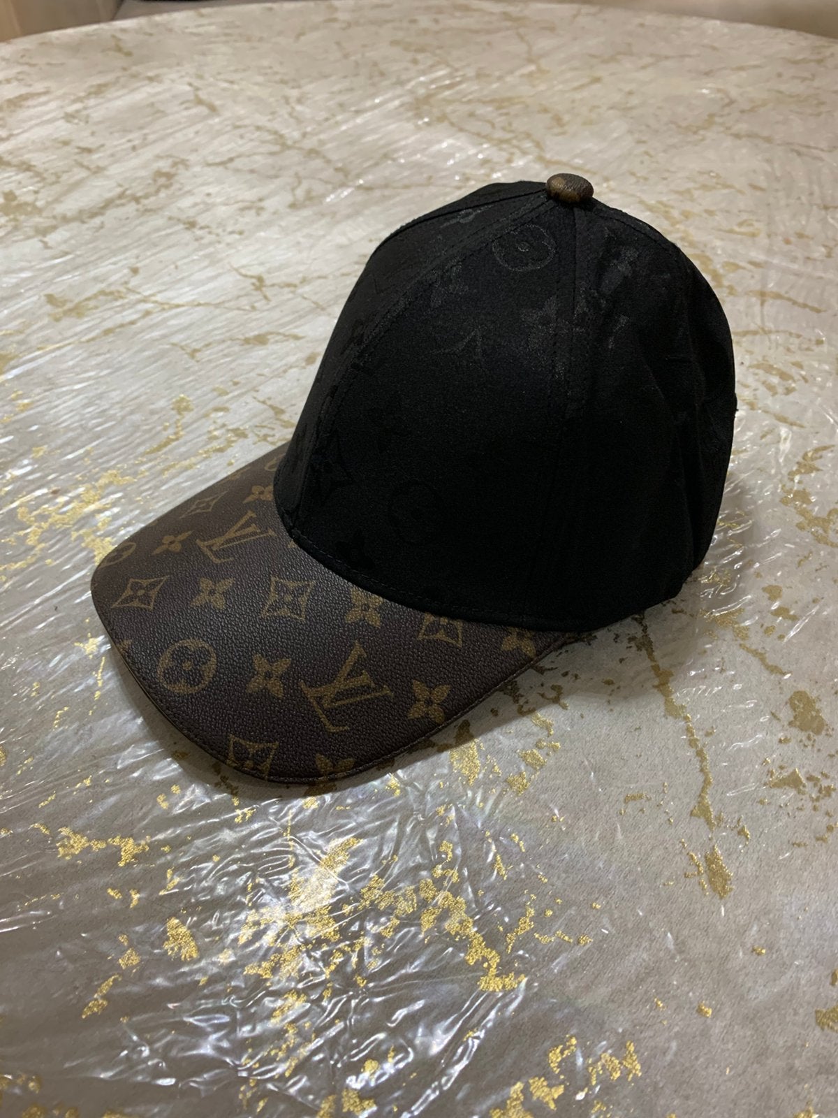 Louis vuitton pet, Ophalen of Verzenden, Zo goed als nieuw
