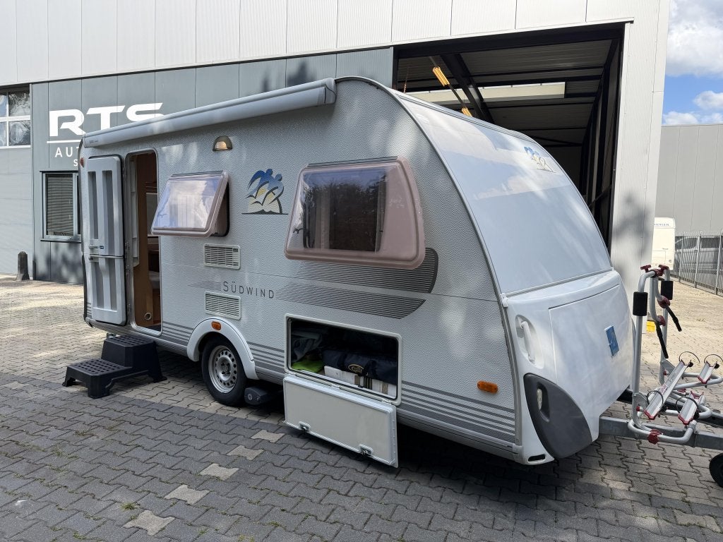 Knaus Sudwind 460 EU ENKELBEDDEN - MOVER - CASSETTELUIFEL!, Caravans en Kamperen, Caravans, Standaardzit, Schokbreker, Bedrijf