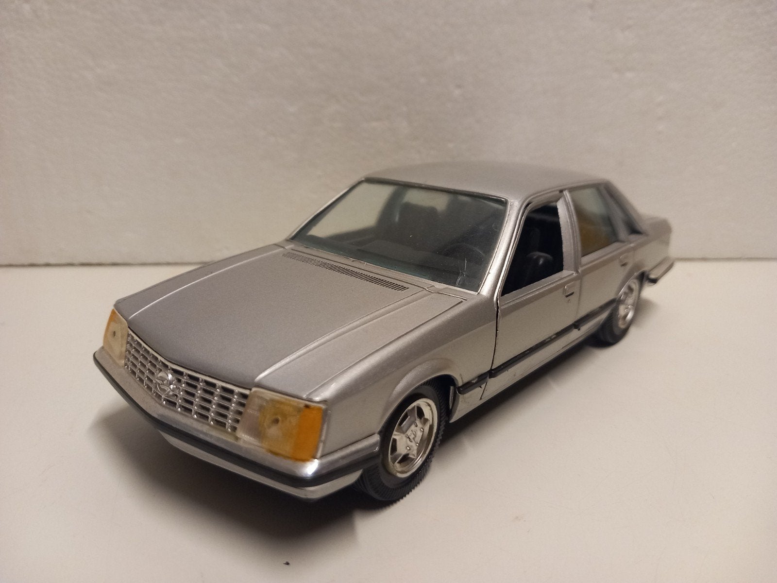 Gama 1:25 Opel Senator sedan zilvergrijs nobox, Hobby en Vrije tijd, Ophalen of Verzenden, Zo goed als nieuw, Auto, Overige merken