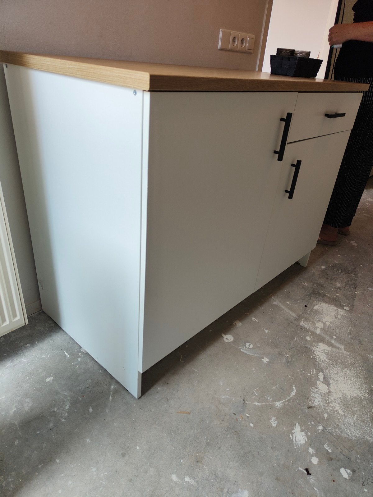 Witte keukenkast met een blad van houtstructuur met houten, Ophalen, Gebruikt, 100 tot 150 cm, Met lade(s)