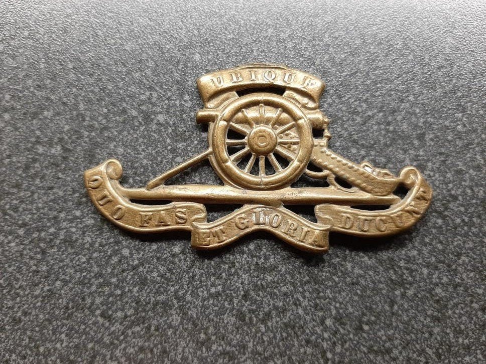 Britse Royal Artillery  -  cap badge  / mist kroon., Ophalen of Verzenden, Engeland, Embleem of Badge