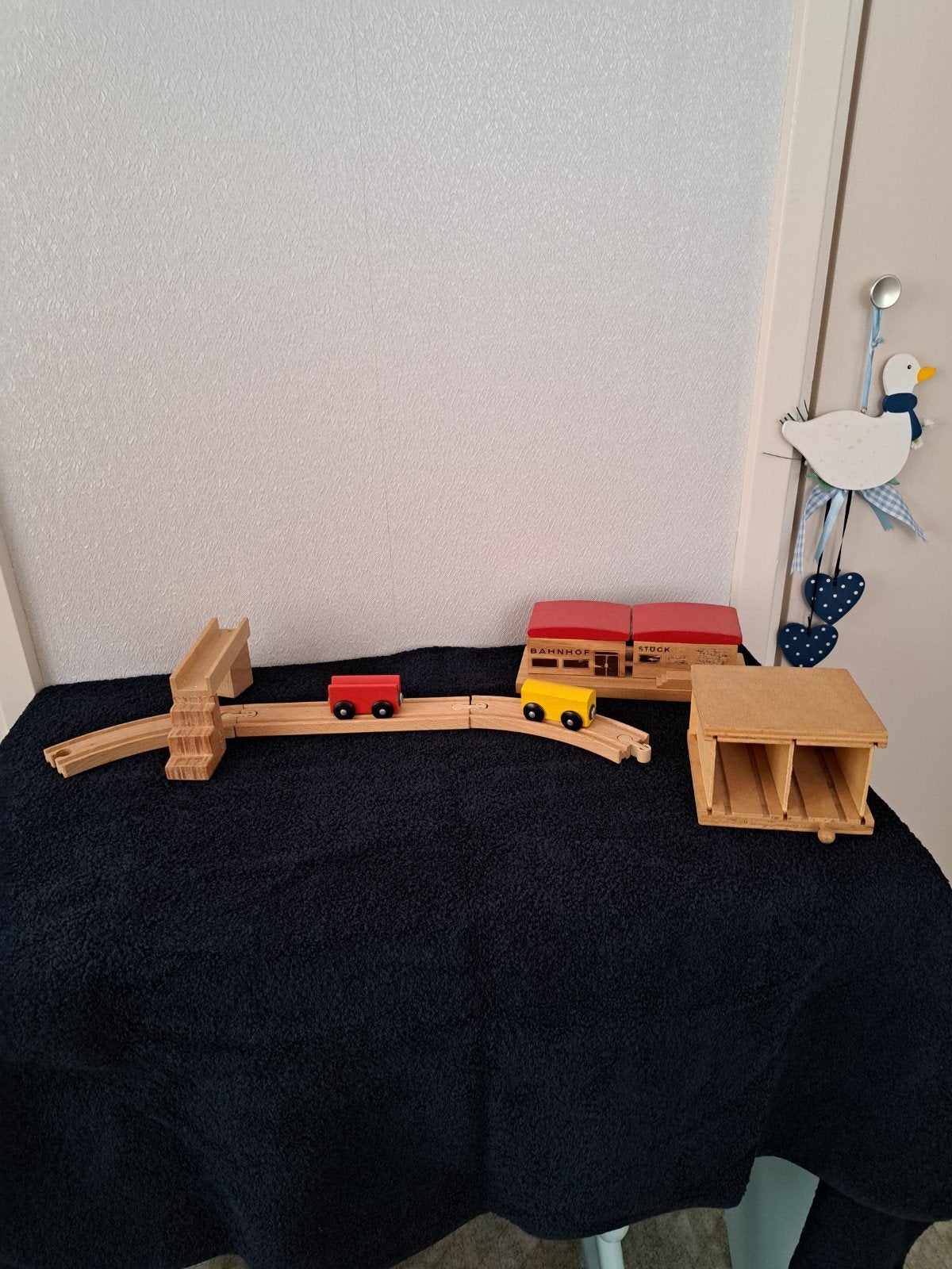 houten trein rails met treintjes. station e.d., Kinderen en Baby's, Speelgoed | Thomas de Trein, Ophalen