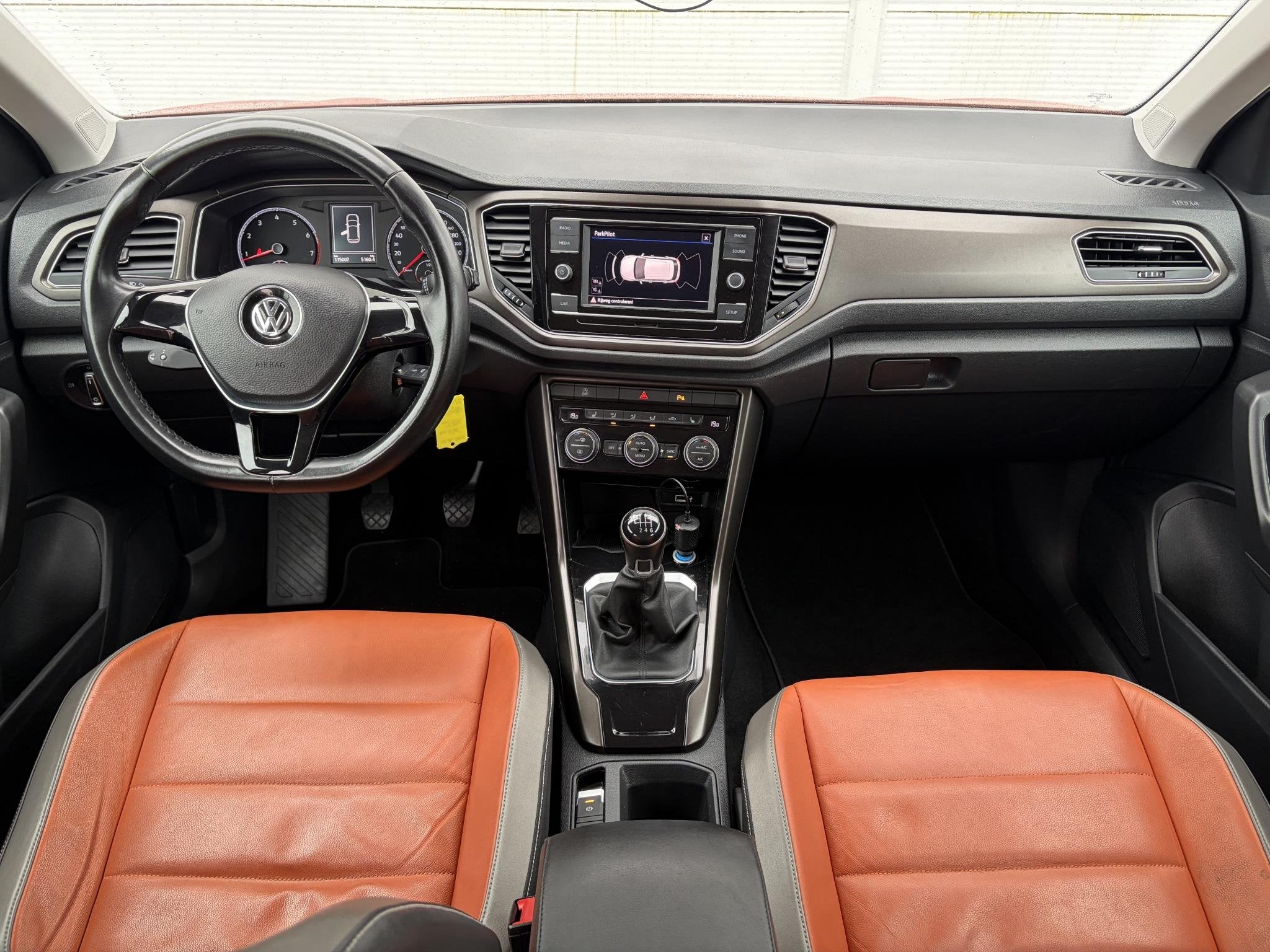 Volkswagen T-Roc 1.5 TSI Sport / Trekh Afn 1500 kg / Leer /, Auto's, Volkswagen, Voorwielaandrijving, Euro 6, 150 pk, Leder