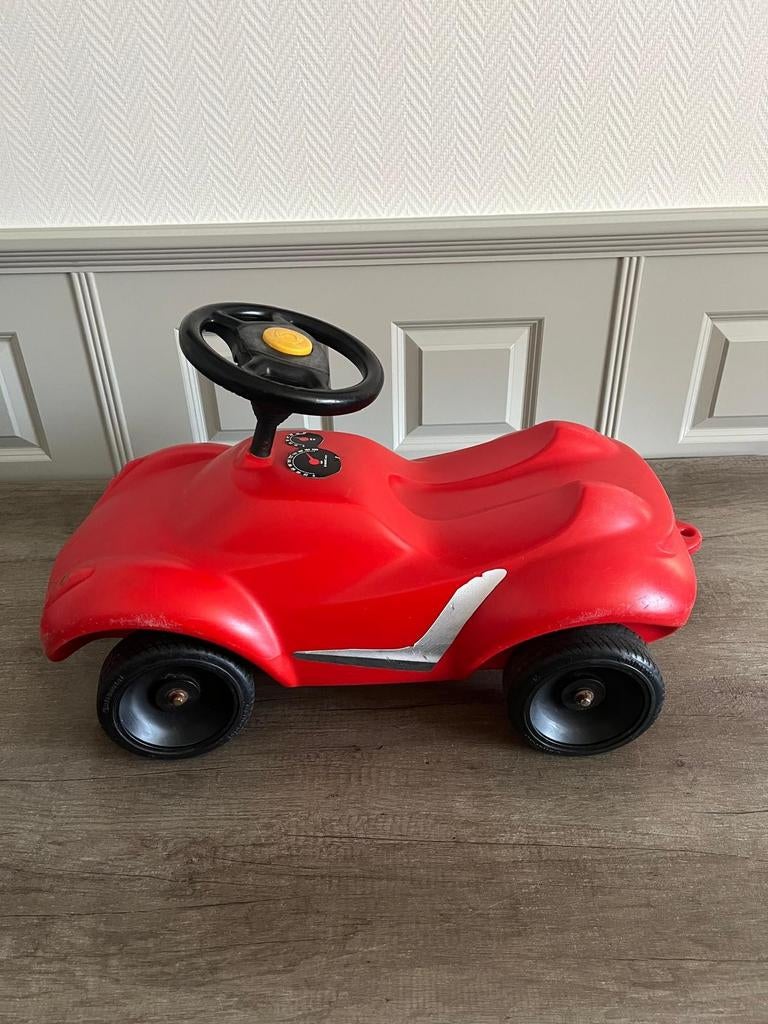 Mooie rode loopauto, Ophalen