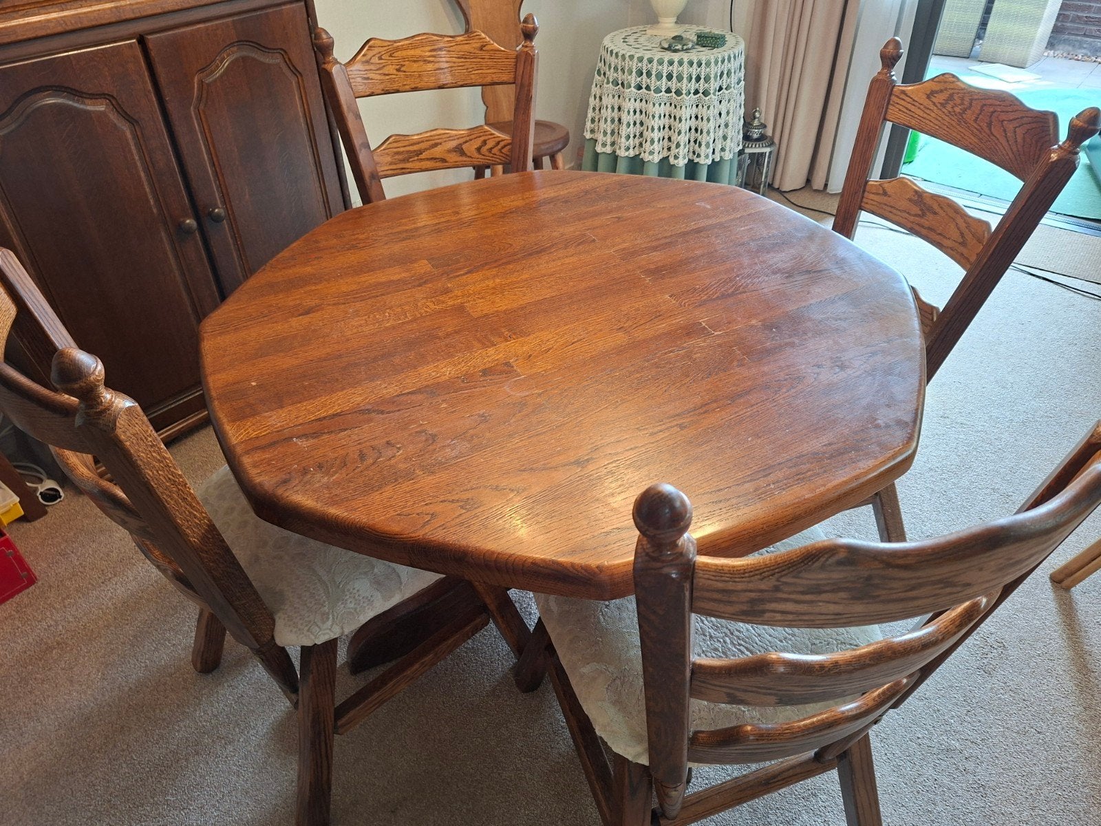 Ronde donker eiken tafel met 4 stoelen, Ophalen, Gebruikt, Vier personen, 100 tot 150 cm