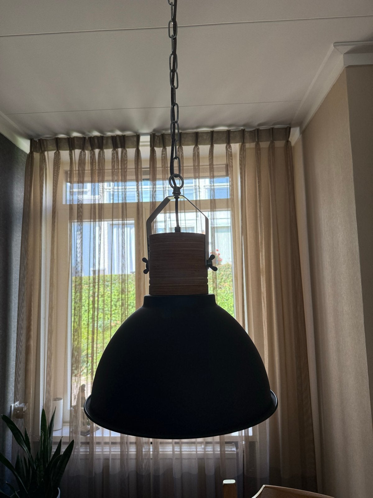 Industriële hanglamp zwart met houten accent, Huis en Inrichting, Lampen | Hanglampen, Ophalen, Gebruikt, Hout, E27 (groot)