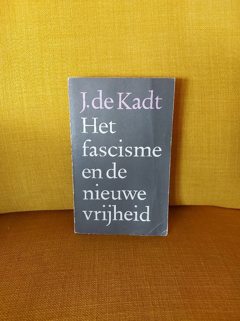 Het facisme en de nieuwe vrijheid - J. de Kadt., Ophalen of Verzenden, Gelezen, Nederland