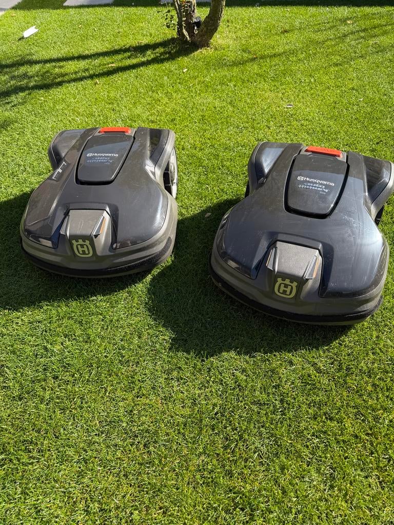 2x Husqvarna Automower robotmaaiers met docking stations, Ophalen, Zo goed als nieuw, Meer dan 25 cm, Bestuurbaar via app
