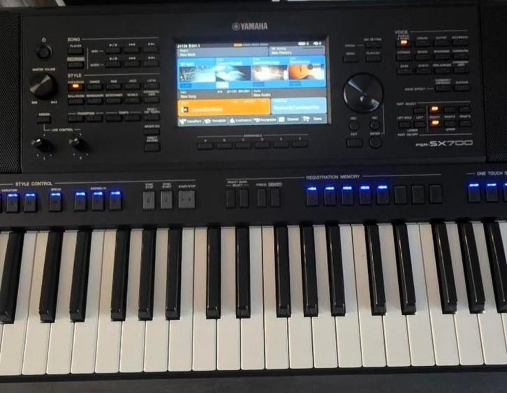 YAMAHA PSR SX 700 KEYBOARD