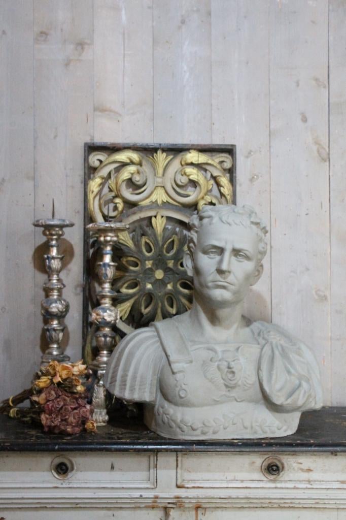 Grote buste van de Italiaanse romeinse keizer Caesar, Ophalen