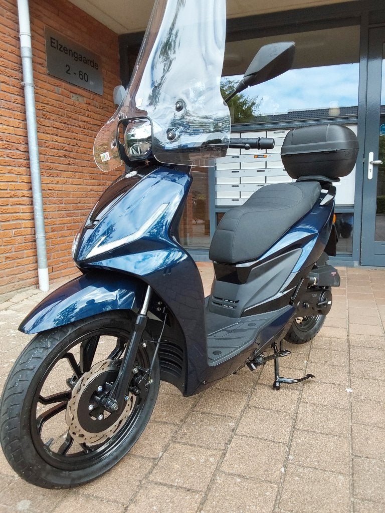 Momo Scooter, Fietsen en Brommers, Zo goed als nieuw, Benzine, Ophalen, Overige merken